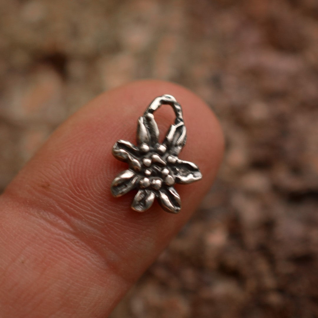 Edelweiß-Anhänger aus 925er Silber – handgefertigter Boho-Talisman für reine Liebe und Treue, skulpturales Schmuckstück und Geschenk für Mutter, Tochter oder Freundin | Art Diva