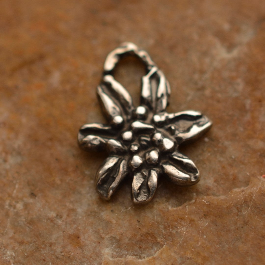 Edelweiß-Anhänger aus 925er Silber – handgefertigter Boho-Talisman für reine Liebe und Treue, skulpturales Schmuckstück und Geschenk für Mutter, Tochter oder Freundin | Art Diva
