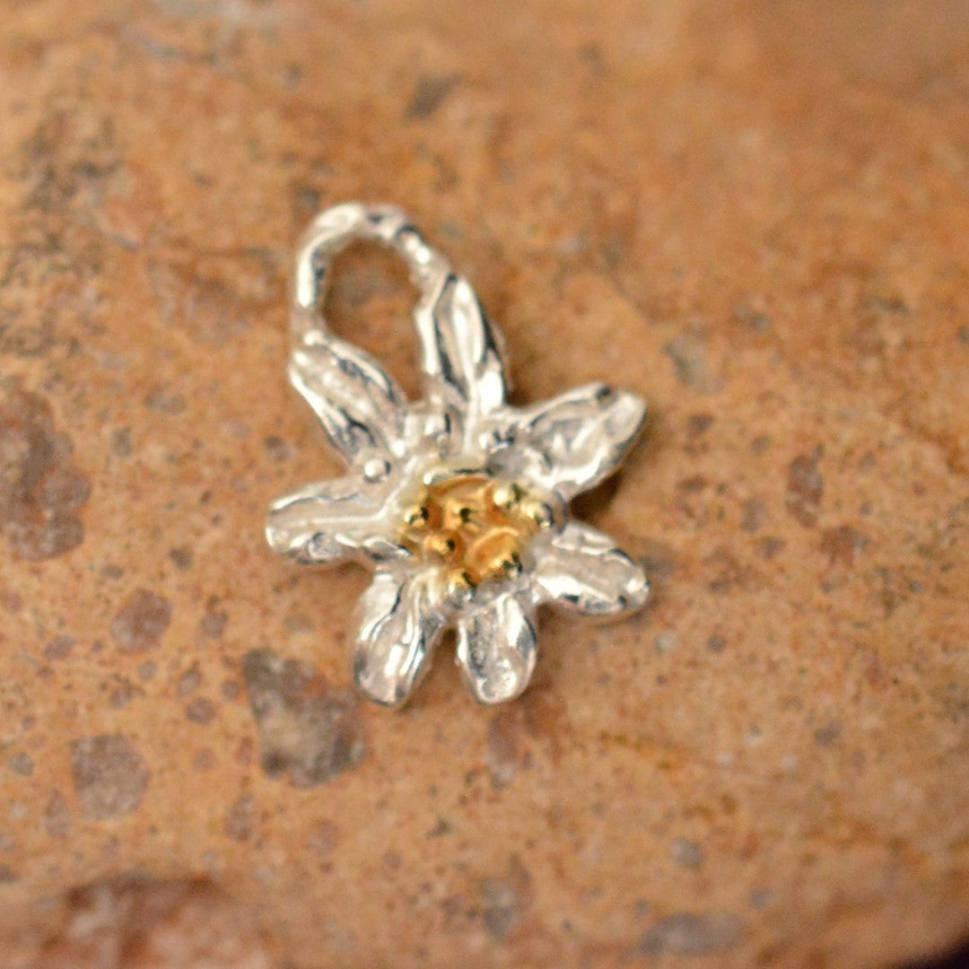 Edelweiß-Anhänger aus 925er Silber mit goldenen Akzenten – handgefertigter Boho-Talisman für reine Liebe und Treue | Skulpturaler Schmuck aus der Kollektion „Glanz“ | Art Diva