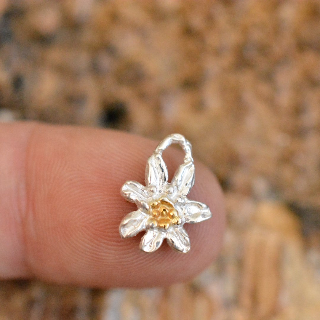 Edelweiß-Anhänger aus 925er Silber mit goldenen Akzenten – handgefertigter Boho-Talisman für reine Liebe und Treue | Skulpturaler Schmuck aus der Kollektion „Glanz“ | Art Diva
