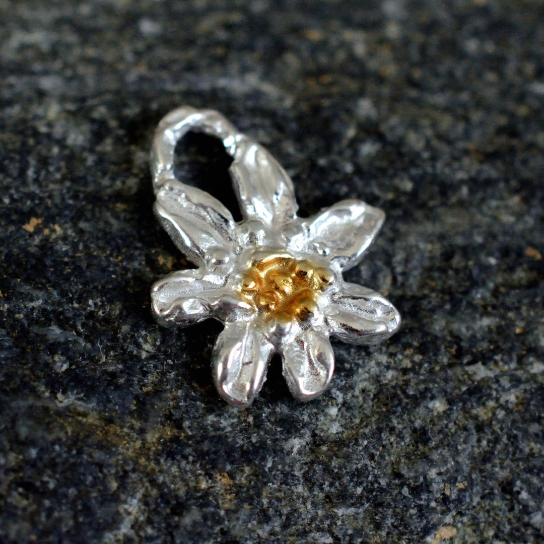 Edelweiß-Anhänger aus 925er Silber mit goldenen Akzenten – handgefertigter Boho-Talisman für reine Liebe und Treue | Skulpturaler Schmuck aus der Kollektion „Glanz“ | Art Diva