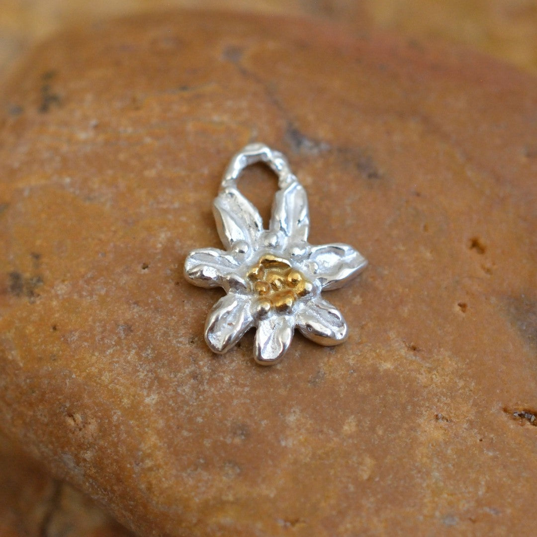 Edelweiß-Anhänger aus 925er Silber mit goldenen Akzenten – handgefertigter Boho-Talisman für reine Liebe und Treue | Skulpturaler Schmuck aus der Kollektion „Glanz“ | Art Diva