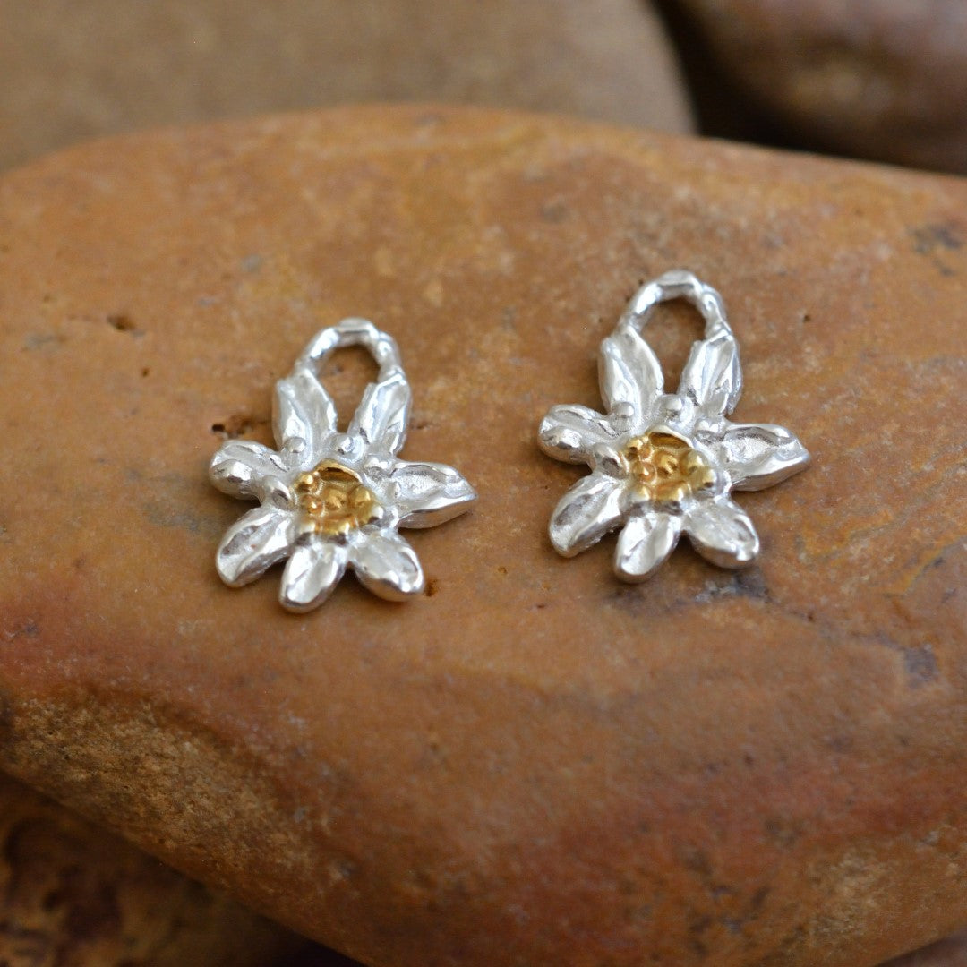Edelweiß-Anhänger aus 925er Silber mit goldenen Akzenten – handgefertigter Boho-Talisman für reine Liebe und Treue | Skulpturaler Schmuck aus der Kollektion „Glanz“ | Art Diva