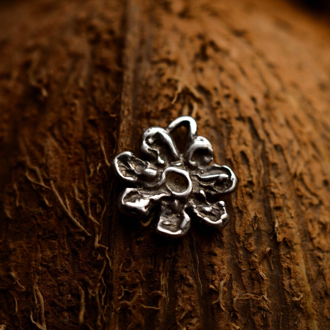 925er Silberanhänger „Blume“ – handgefertigter Boho-Talisman für Harmonie, skulpturales Schmuckstück und Geschenk für Mutter, Tochter oder Freundin | Art Diva