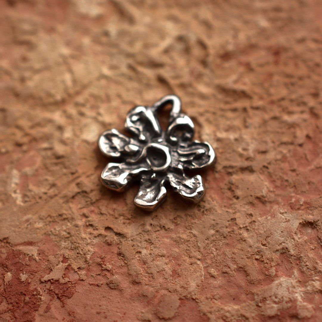 925er Silberanhänger „Blume“ – handgefertigter Boho-Talisman für Harmonie, skulpturales Schmuckstück und Geschenk für Mutter, Tochter oder Freundin | Art Diva