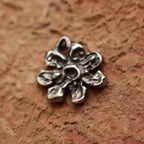 925er Silberanhänger „Blume“ – handgefertigter Boho-Talisman für Harmonie, skulpturales Schmuckstück und Geschenk für Mutter, Tochter oder Freundin | Art Diva