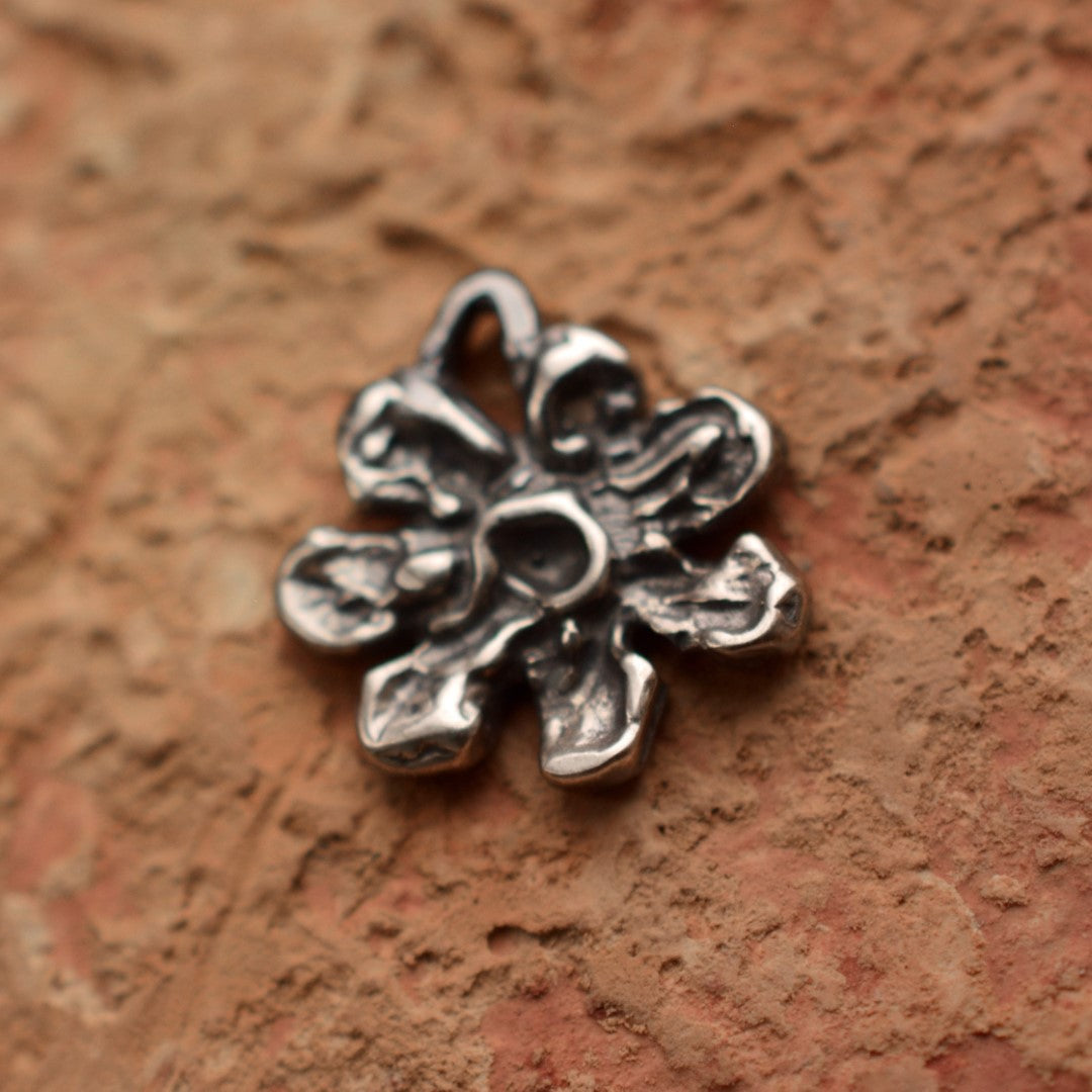 925er Silberanhänger „Blume“ – handgefertigter Boho-Talisman für Harmonie, skulpturales Schmuckstück und Geschenk für Mutter, Tochter oder Freundin | Art Diva