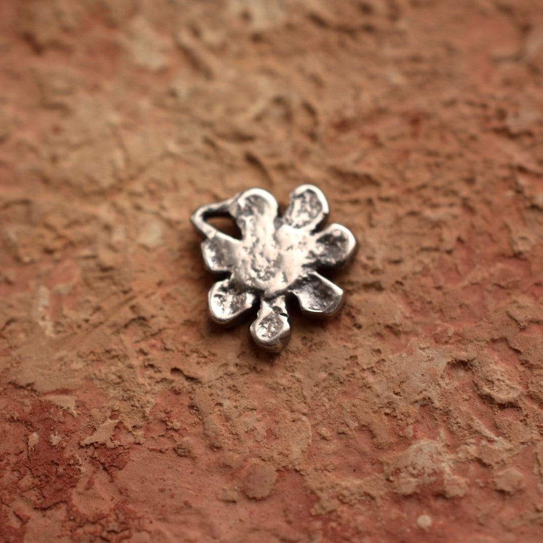925er Silberanhänger „Blume“ – handgefertigter Boho-Talisman für Harmonie, skulpturales Schmuckstück und Geschenk für Mutter, Tochter oder Freundin | Art Diva