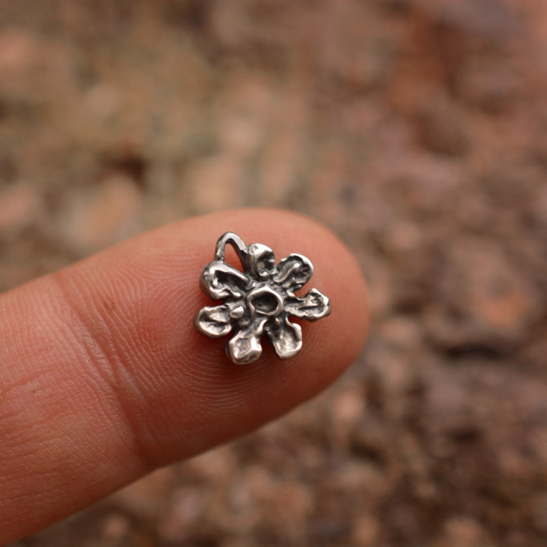 925er Silberanhänger „Blume“ – handgefertigter Boho-Talisman für Harmonie, skulpturales Schmuckstück und Geschenk für Mutter, Tochter oder Freundin | Art Diva
