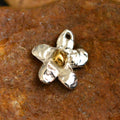 925er Silberanhänger „Blume mit goldenem Zentrum“ – handgefertigter Talisman für Zartheit und Harmonie im Boho- und rustikalen Stil | Art Diva