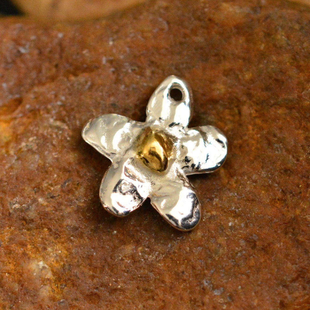 925er Silberanhänger „Blume mit goldenem Zentrum“ – handgefertigter Talisman für Zartheit und Harmonie im Boho- und rustikalen Stil | Art Diva