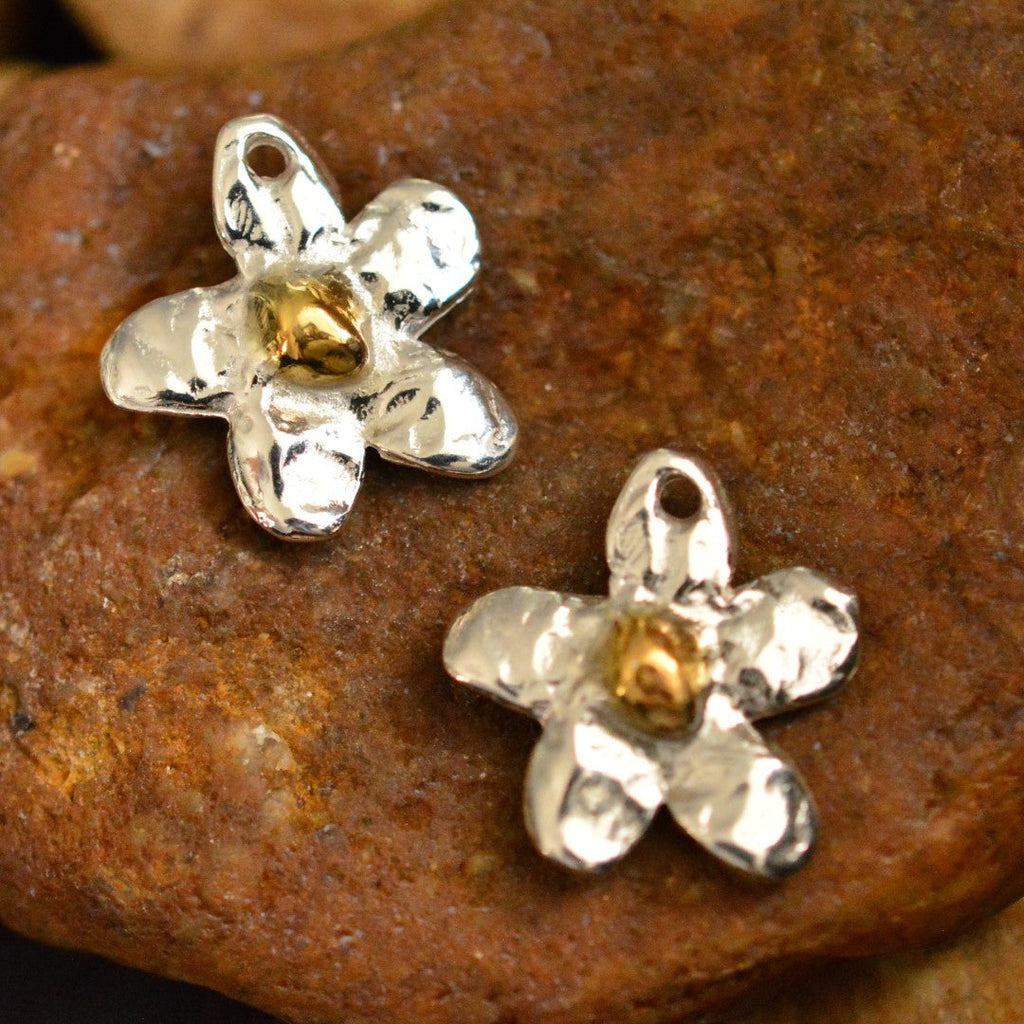 925er Silberanhänger „Blume mit goldenem Zentrum“ – handgefertigter Talisman für Zartheit und Harmonie im Boho- und rustikalen Stil | Art Diva
