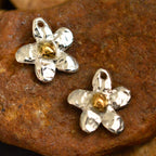 925er Silberanhänger „Blume mit goldenem Zentrum“ – handgefertigter Talisman für Zartheit und Harmonie im Boho- und rustikalen Stil | Art Diva