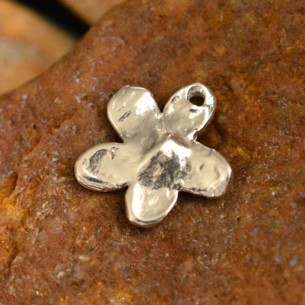 925er Silberanhänger „Blume mit goldenem Zentrum“ – handgefertigter Talisman für Zartheit und Harmonie im Boho- und rustikalen Stil | Art Diva