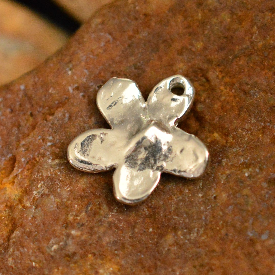 925er Silberanhänger „Blume mit goldenem Zentrum“ – handgefertigter Talisman für Zartheit und Harmonie im Boho- und rustikalen Stil | Art Diva