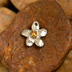 925er Silberanhänger „Blume mit goldenem Zentrum“ – handgefertigter Talisman für Zartheit und Harmonie im Boho- und rustikalen Stil | Art Diva