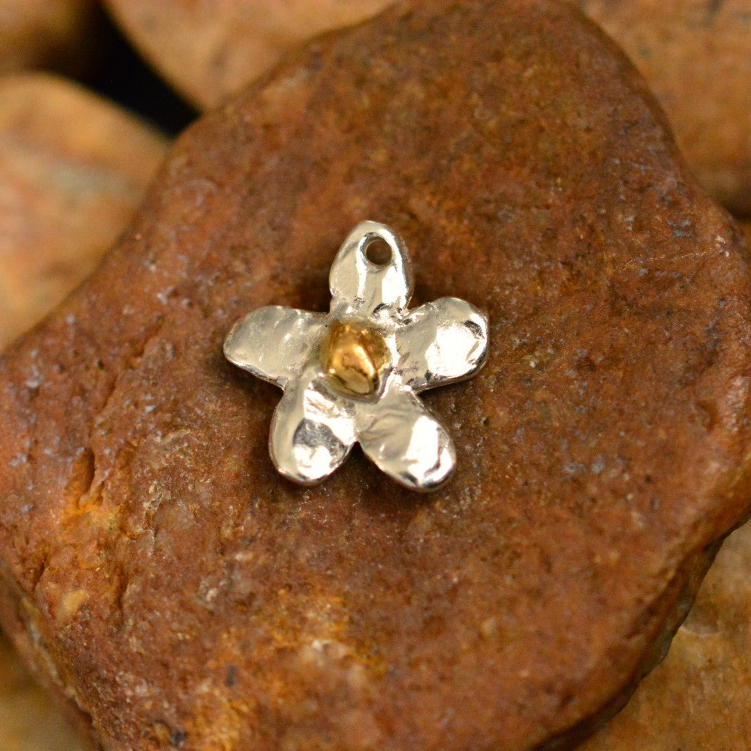 925er Silberanhänger „Blume mit goldenem Zentrum“ – handgefertigter Talisman für Zartheit und Harmonie im Boho- und rustikalen Stil | Art Diva