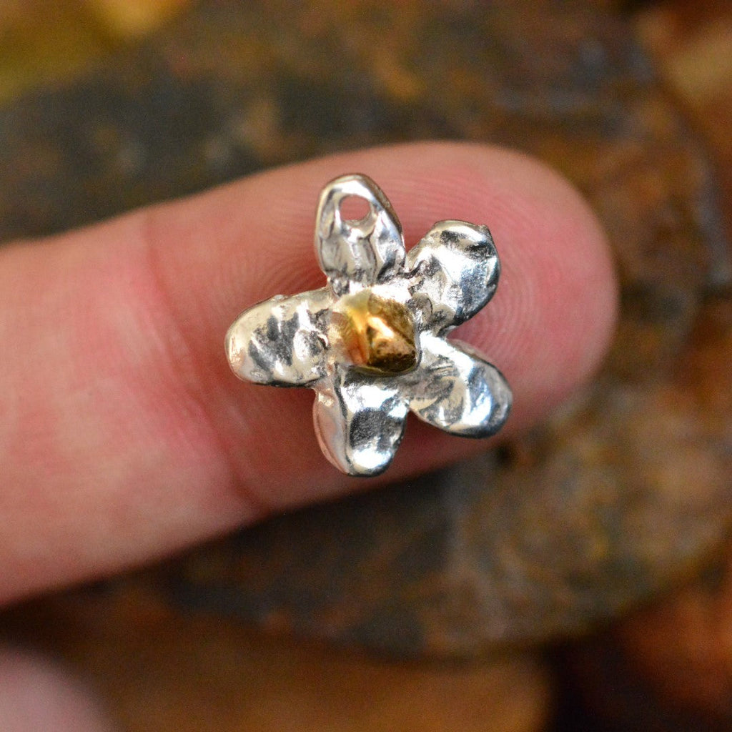 925er Silberanhänger „Blume mit goldenem Zentrum“ – handgefertigter Talisman für Zartheit und Harmonie im Boho- und rustikalen Stil | Art Diva