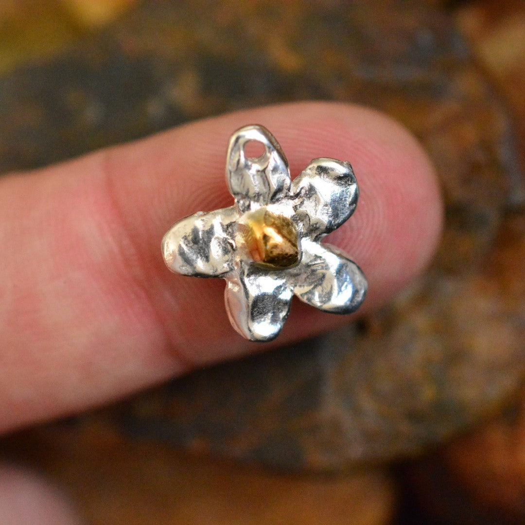 925er Silberanhänger „Blume mit goldenem Zentrum“ – handgefertigter Talisman für Zartheit und Harmonie im Boho- und rustikalen Stil | Art Diva