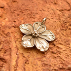 „Sauerkirschblüte“ – handgefertigter Anhänger aus 925er Silber, Talisman für Liebe, einen Neuanfang und Harmonie, Skulpturenschmuck im Boho- und rustikalen Stil | Art Diva