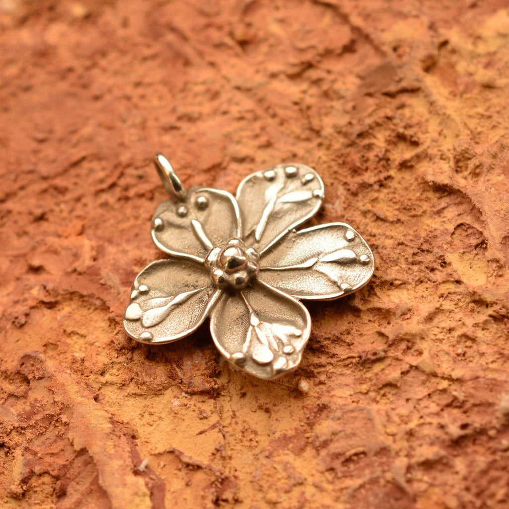 „Sauerkirschblüte“ – handgefertigter Anhänger aus 925er Silber, Talisman für Liebe, einen Neuanfang und Harmonie, Skulpturenschmuck im Boho- und rustikalen Stil | Art Diva
