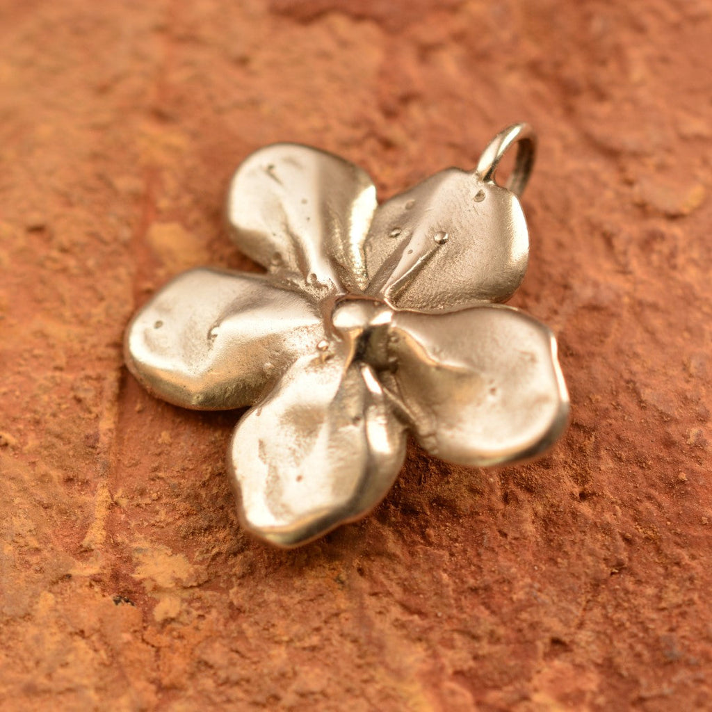 „Sauerkirschblüte“ – handgefertigter Anhänger aus 925er Silber, Talisman für Liebe, einen Neuanfang und Harmonie, Skulpturenschmuck im Boho- und rustikalen Stil | Art Diva
