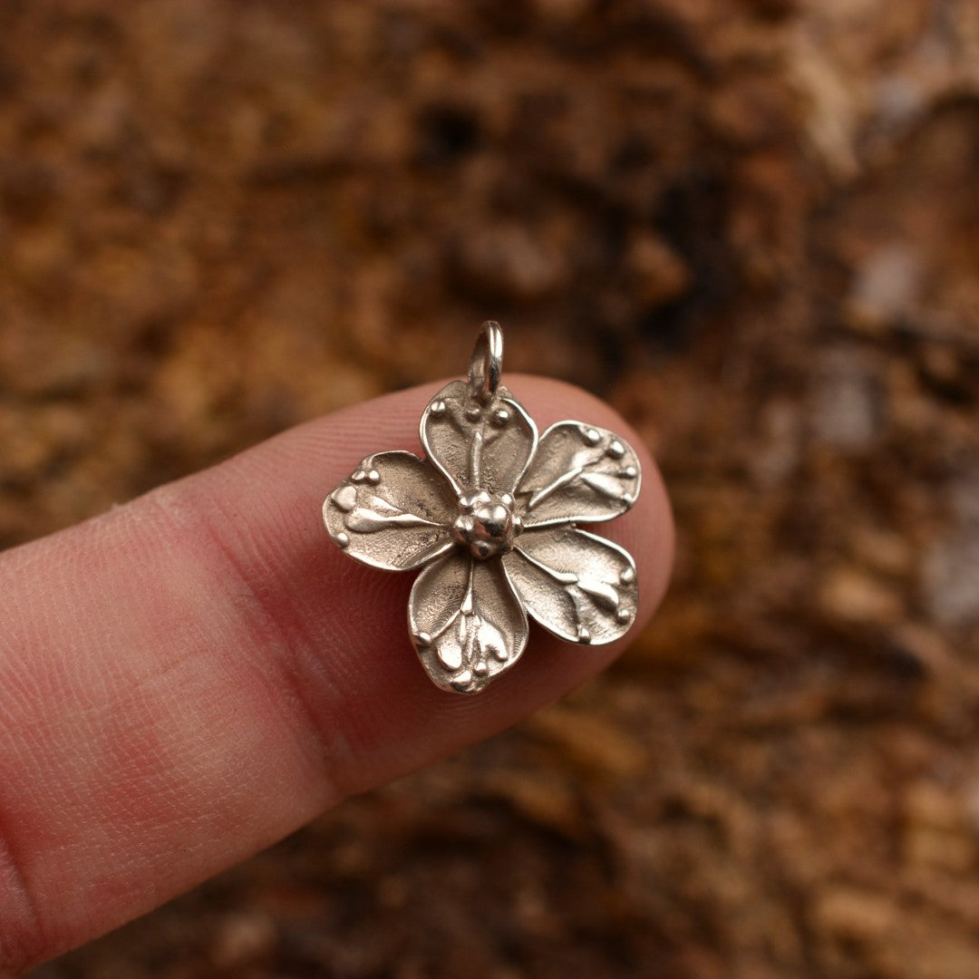 „Sauerkirschblüte“ – handgefertigter Anhänger aus 925er Silber, Talisman für Liebe, einen Neuanfang und Harmonie, Skulpturenschmuck im Boho- und rustikalen Stil | Art Diva