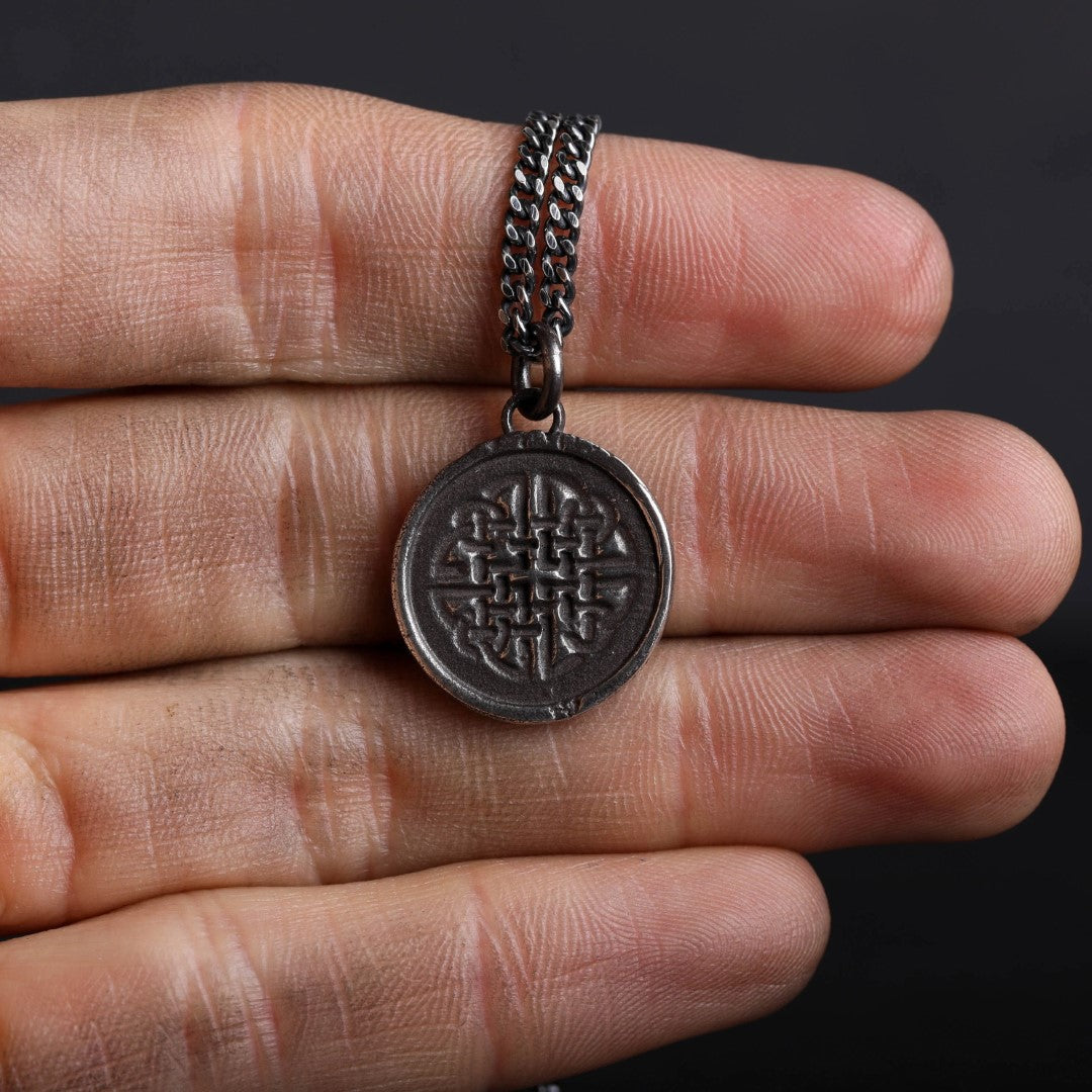Dara mit keltischem Knoten – Anhänger aus 925er Silber | Symbol für Stärke und Weisheit | Art Diva