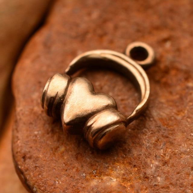 „DJ-Herz“-Anhänger aus 925er Silber mit Kopfhörern – Symbol der Liebe zur Musik, oxidierter Schmuck im Boho- und rustikalen Stil | Art Diva