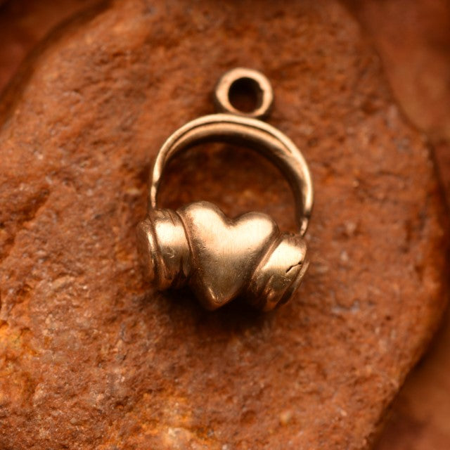 „DJ-Herz“-Anhänger aus 925er Silber mit Kopfhörern – Symbol der Liebe zur Musik, oxidierter Schmuck im Boho- und rustikalen Stil | Art Diva