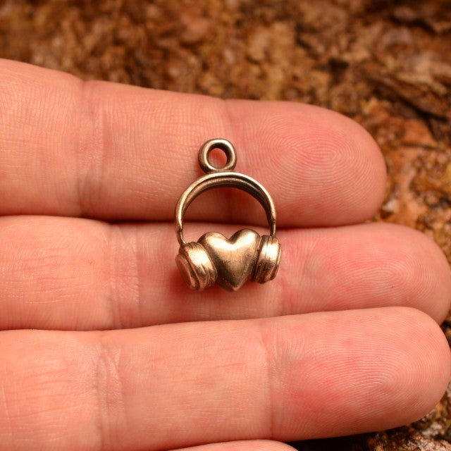 „DJ-Herz“-Anhänger aus 925er Silber mit Kopfhörern – Symbol der Liebe zur Musik, oxidierter Schmuck im Boho- und rustikalen Stil | Art Diva
