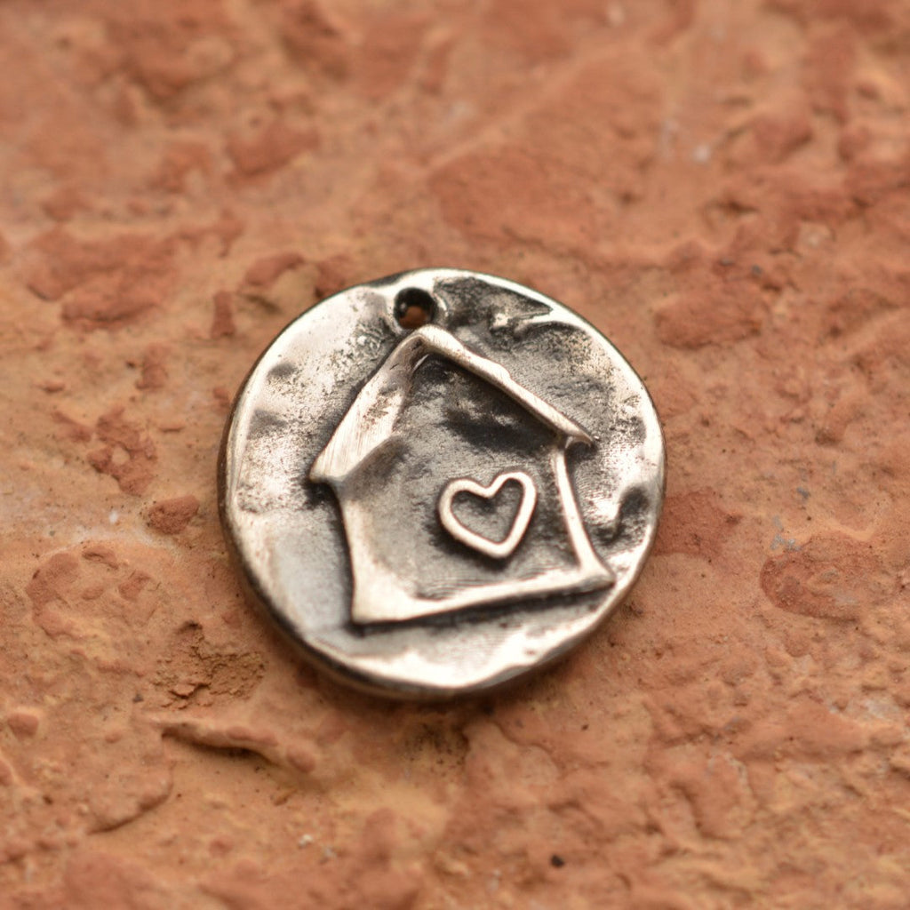 „Zuhause ist alles“ – handgefertigter Haus-Anhänger mit Herz aus Silber, Symbol für familiäre Geborgenheit und Liebe | Art Diva