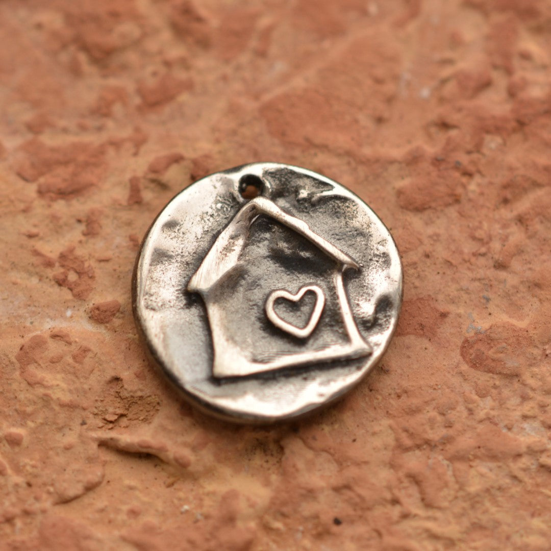„Zuhause ist alles“ – handgefertigter Haus-Anhänger mit Herz aus Silber, Symbol für familiäre Geborgenheit und Liebe | Art Diva