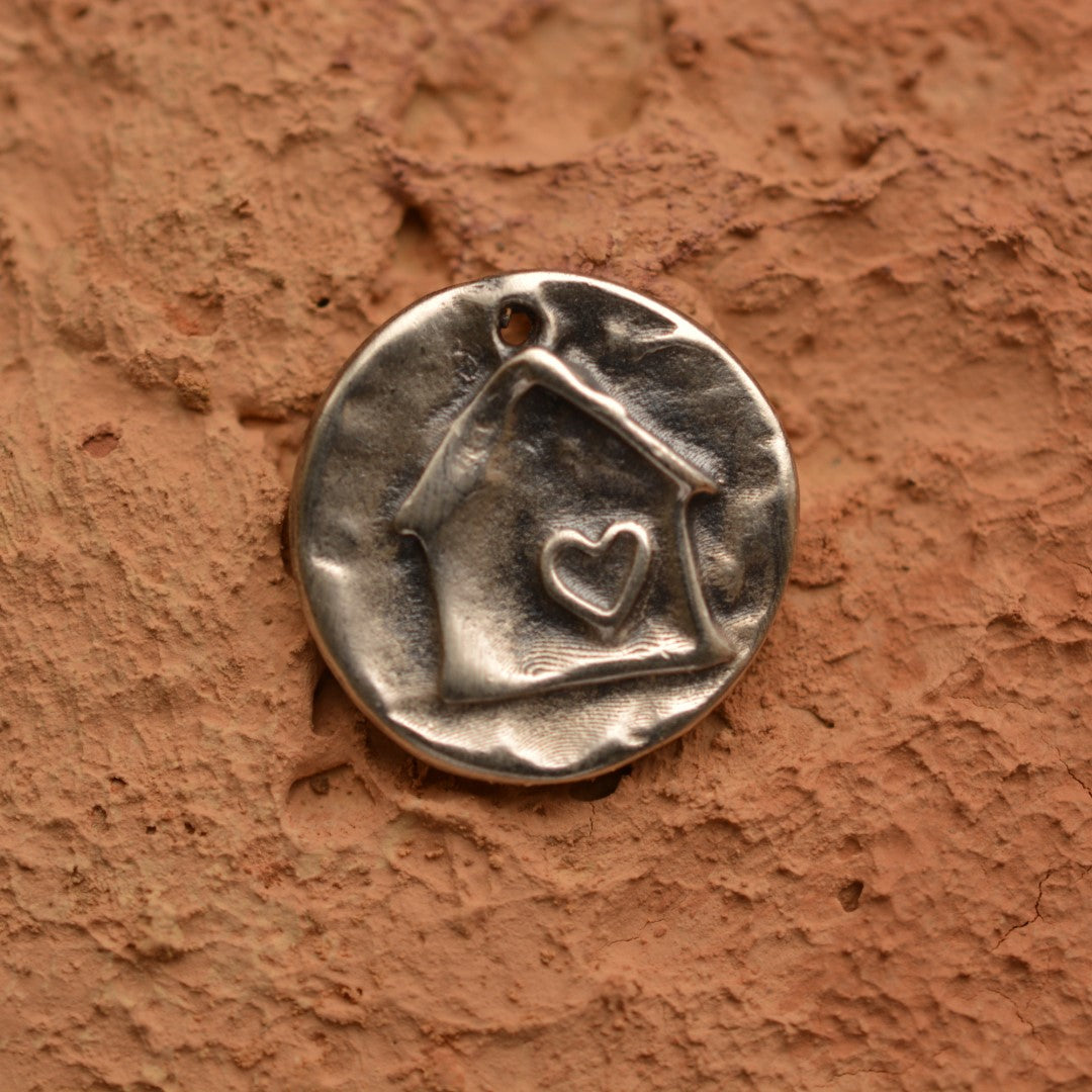 „Zuhause ist alles“ – handgefertigter Haus-Anhänger mit Herz aus Silber, Symbol für familiäre Geborgenheit und Liebe | Art Diva