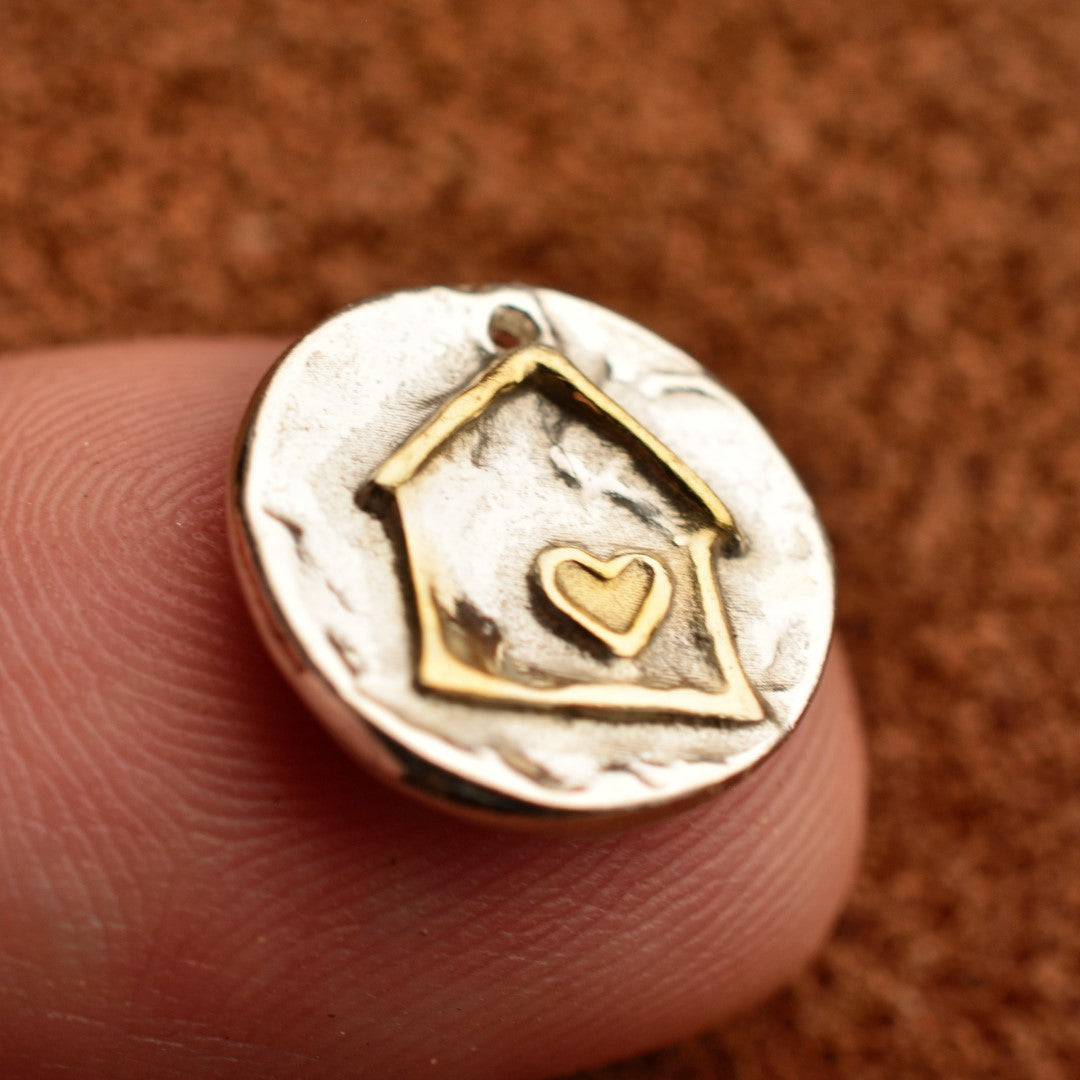 „Zuhause ist alles“ – handgefertigter Anhänger aus 925er Silber mit goldfarbenen Akzenten, Symbol für Liebe und Familie, Schmuck im Boho- und rustikalen Stil | Art Diva