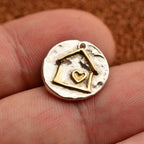 „Zuhause ist alles“ – handgefertigter Anhänger aus 925er Silber mit goldfarbenen Akzenten, Symbol für Liebe und Familie, Schmuck im Boho- und rustikalen Stil | Art Diva