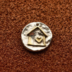 „Zuhause ist alles“ – handgefertigter Anhänger aus 925er Silber mit goldfarbenen Akzenten, Symbol für Liebe und Familie, Schmuck im Boho- und rustikalen Stil | Art Diva