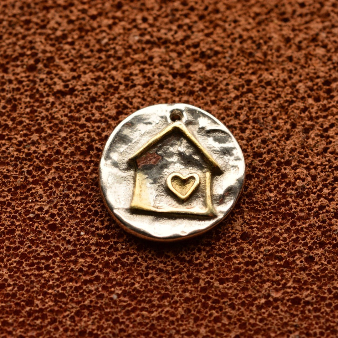 „Zuhause ist alles“ – handgefertigter Anhänger aus 925er Silber mit goldfarbenen Akzenten, Symbol für Liebe und Familie, Schmuck im Boho- und rustikalen Stil | Art Diva