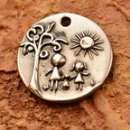 „Familie“ – Anhänger aus 925er Silber, Talisman für Liebe, familiäre Verbundenheit und die Verbindung zwischen den Generationen, skulpturaler Schmuck im Boho-Stil | Art Diva