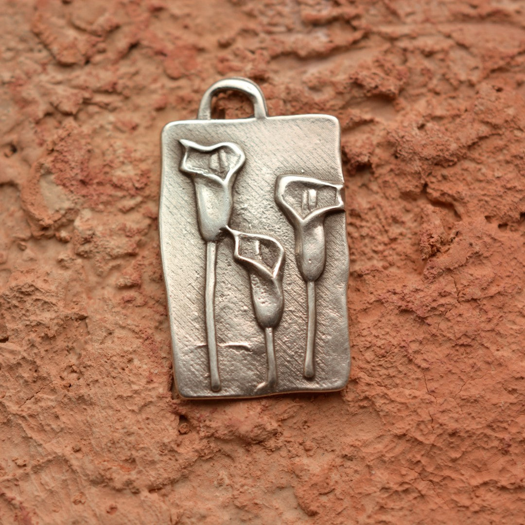 925er Silberanhänger „Drei Calla-Blüten“ – Symbol für Weiblichkeit, Schönheit und Harmonie | Talisman für Freundschaft und Verbundenheit | Art Diva
