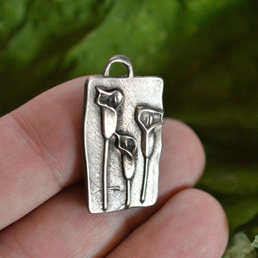 925er Silberanhänger „Drei Calla-Blüten“ – Symbol für Weiblichkeit, Schönheit und Harmonie | Talisman für Freundschaft und Verbundenheit | Art Diva