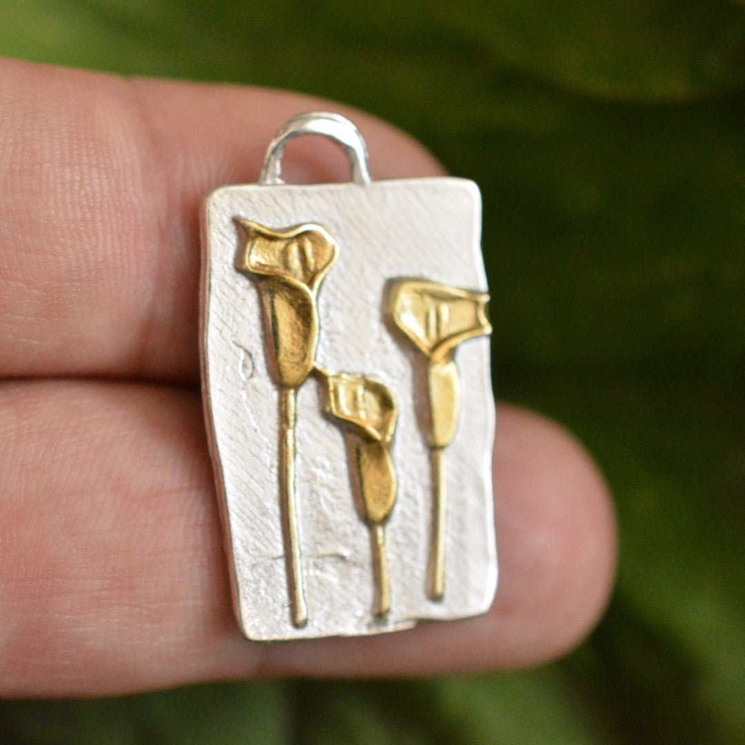 925er Silberanhänger „Drei Calla-Blüten mit goldenen Akzenten“ | Boho – Rustikal – Skulpturaler Schmuck | Handgefertigt | Art Diva