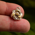 „Kamelie“ – handgefertigter Anhänger aus 925er Silber mit goldfarbenen Akzenten, Talisman für Weiblichkeit, innere Stärke und Schönheit, Skulpturenschmuck im Boho- und rustikalen Stil | Art Diva