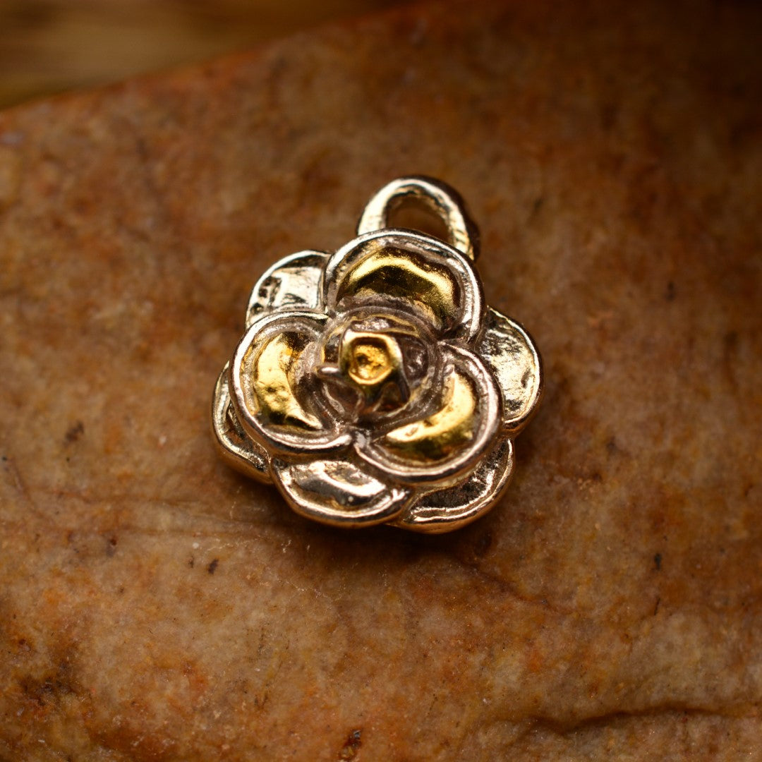 „Kamelie“ – handgefertigter Anhänger aus 925er Silber mit goldfarbenen Akzenten, Talisman für Weiblichkeit, innere Stärke und Schönheit, Skulpturenschmuck im Boho- und rustikalen Stil | Art Diva