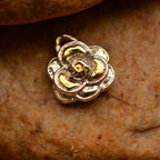 „Kamelie“ – handgefertigter Anhänger aus 925er Silber mit goldfarbenen Akzenten, Talisman für Weiblichkeit, innere Stärke und Schönheit, Skulpturenschmuck im Boho- und rustikalen Stil | Art Diva