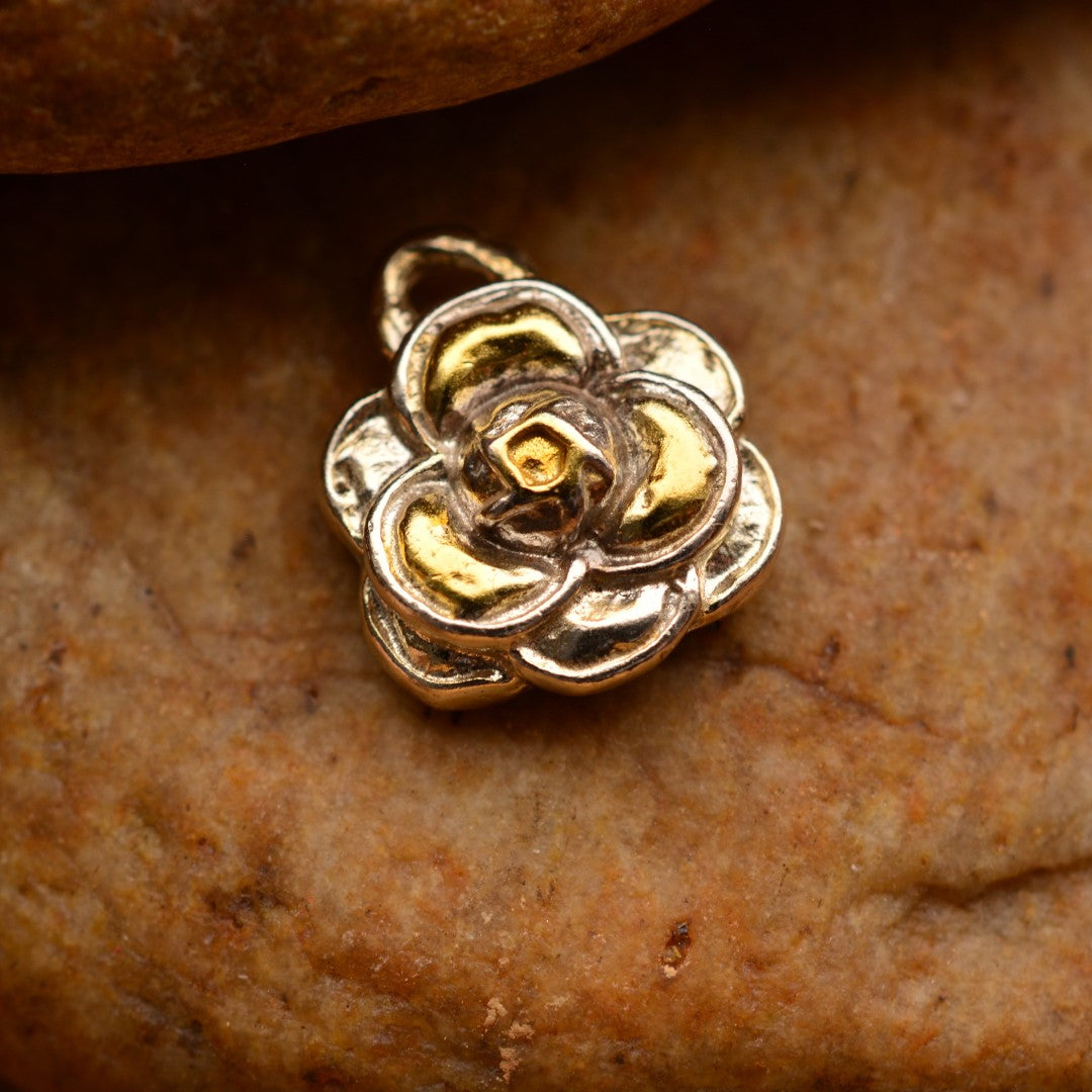 „Kamelie“ – handgefertigter Anhänger aus 925er Silber mit goldfarbenen Akzenten, Talisman für Weiblichkeit, innere Stärke und Schönheit, Skulpturenschmuck im Boho- und rustikalen Stil | Art Diva