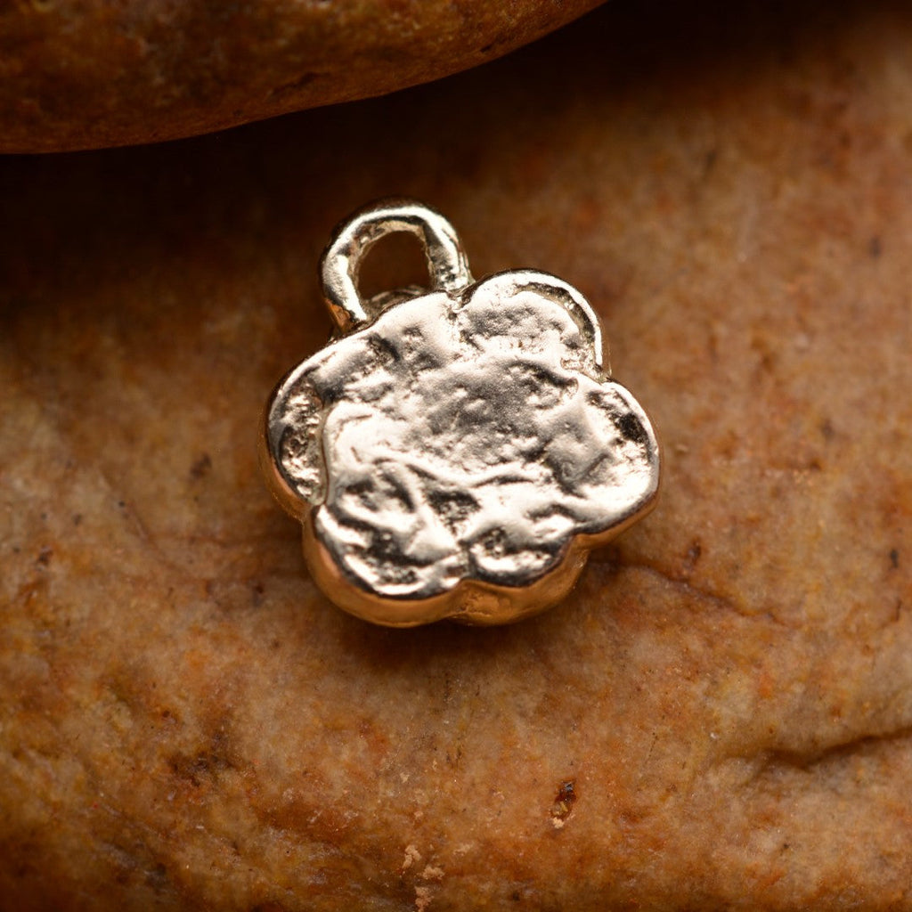 „Kamelie“ – handgefertigter Anhänger aus 925er Silber mit goldfarbenen Akzenten, Talisman für Weiblichkeit, innere Stärke und Schönheit, Skulpturenschmuck im Boho- und rustikalen Stil | Art Diva