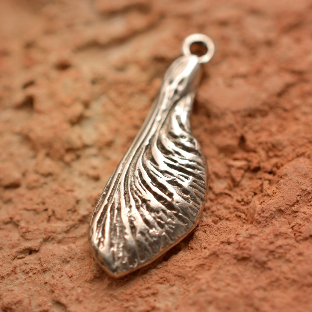 „Ahornsamen“ – handgefertigter Anhänger aus 925er Silber, Talisman gegen Kinderlosigkeit und für neues Leben | Art Diva