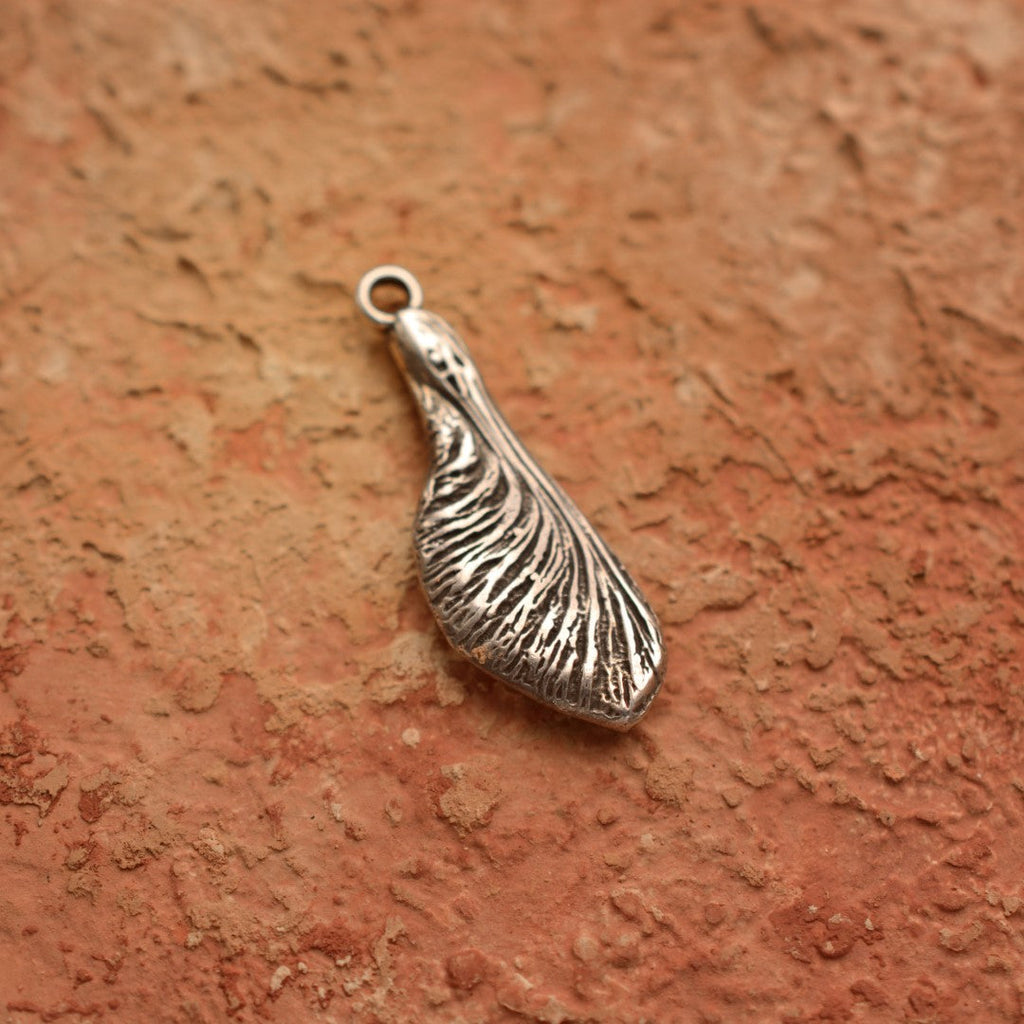 „Ahornsamen“ – handgefertigter Anhänger aus 925er Silber, Talisman gegen Kinderlosigkeit und für neues Leben | Art Diva