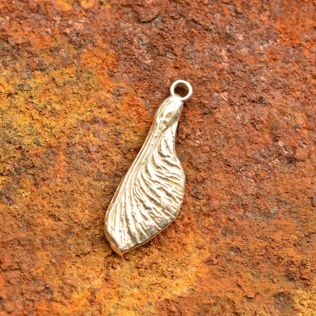 „Ahornsamen“ – Anhänger aus 925er Silber, handgefertigter Talisman für Neubeginn und Fruchtbarkeit, Skulpturenschmuck im Boho- und rustikalen Stil | Art Diva